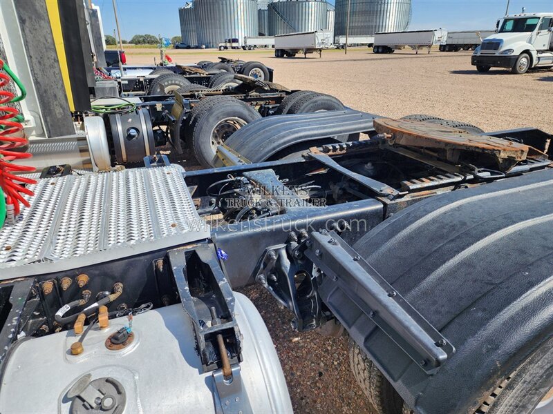 2018 Peterbilt 579   - Photo 6 - Goodland, KS 67735