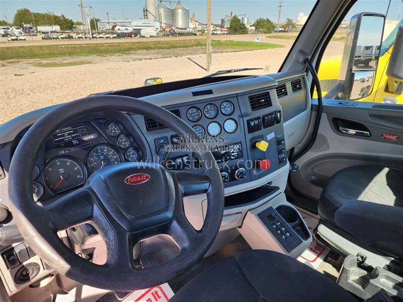 2018 Peterbilt 579   - Photo 9 - Goodland, KS 67735