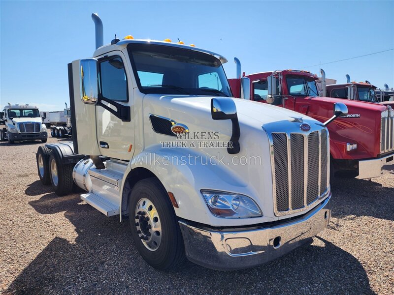2018 Peterbilt 579   - Photo 2 - Goodland, KS 67735