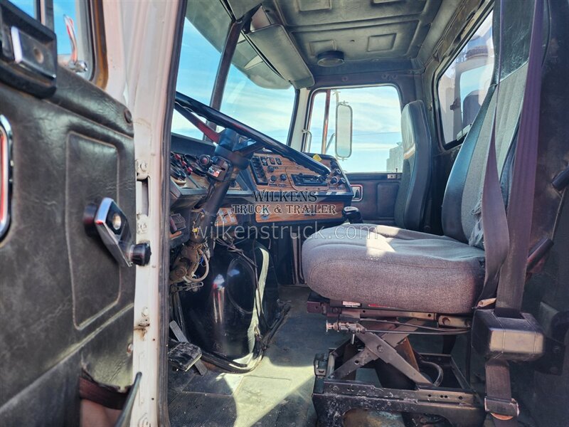 1989 Volvo WHGM - Photo 10 - Goodland, KS 67735