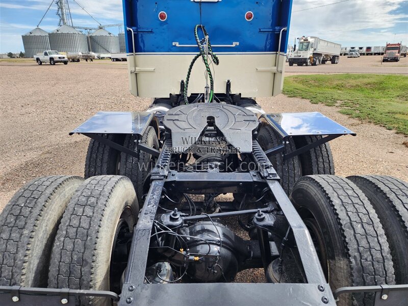 1999 Peterbilt 379 EXHD - Photo 4 - Goodland, KS 67735