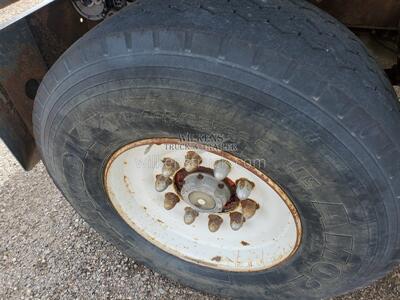 1988 Peterbilt 357 Straight   - Photo 10 - Goodland, KS 67735