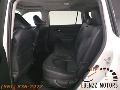 2023 Toyota Highlander XLE   - Photo 13 - Jupiter, FL 33469