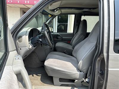 2002 GMC Safari SLE   - Photo 9 - Rushville, IN 46173