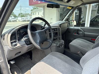 2002 GMC Safari SLE   - Photo 10 - Rushville, IN 46173