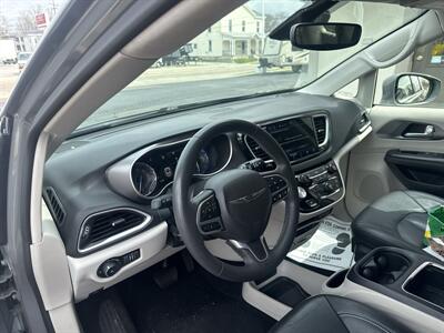 2022 Chrysler Pacifica Touring L   - Photo 9 - Rushville, IN 46173