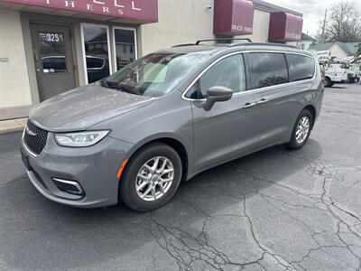 2022 Chrysler Pacifica Touring L   - Photo 2 - Rushville, IN 46173