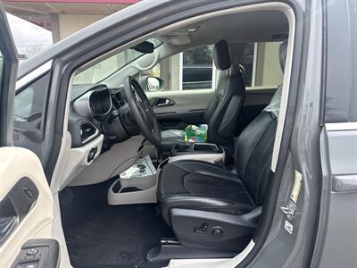 2022 Chrysler Pacifica Touring L   - Photo 8 - Rushville, IN 46173