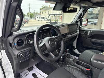 2024 Jeep Wrangler Rubicon 4xe   - Photo 9 - Rushville, IN 46173