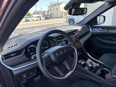 2024 Jeep Grand Cherokee Laredo A   - Photo 9 - Rushville, IN 46173