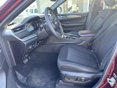 2024 Jeep Grand Cherokee Laredo A   - Photo 8 - Rushville, IN 46173