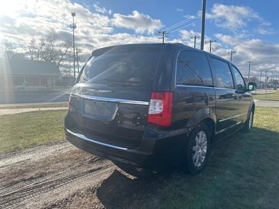 2014 Chrysler Town and Country Touring   - Photo 8 - Rushville, IN 46173