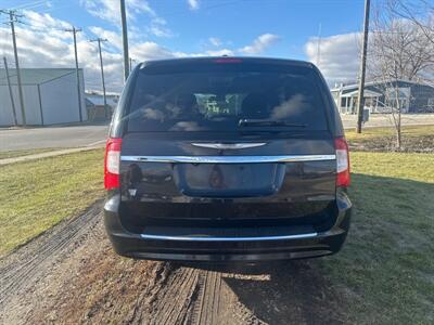 2014 Chrysler Town and Country Touring   - Photo 9 - Rushville, IN 46173