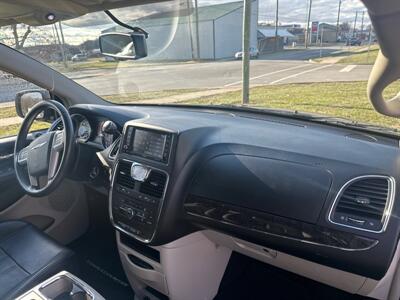 2014 Chrysler Town and Country Touring   - Photo 18 - Rushville, IN 46173