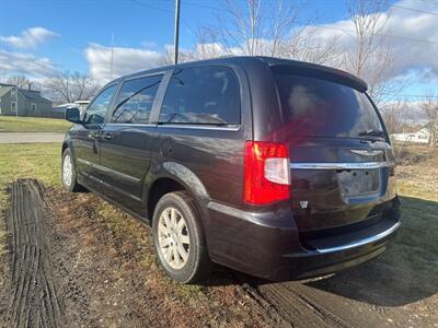 2014 Chrysler Town and Country Touring   - Photo 10 - Rushville, IN 46173