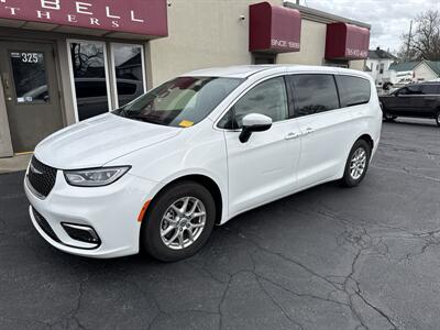 2023 Chrysler Pacifica Touring L - Photo 2 - Rushville, IN 46173
