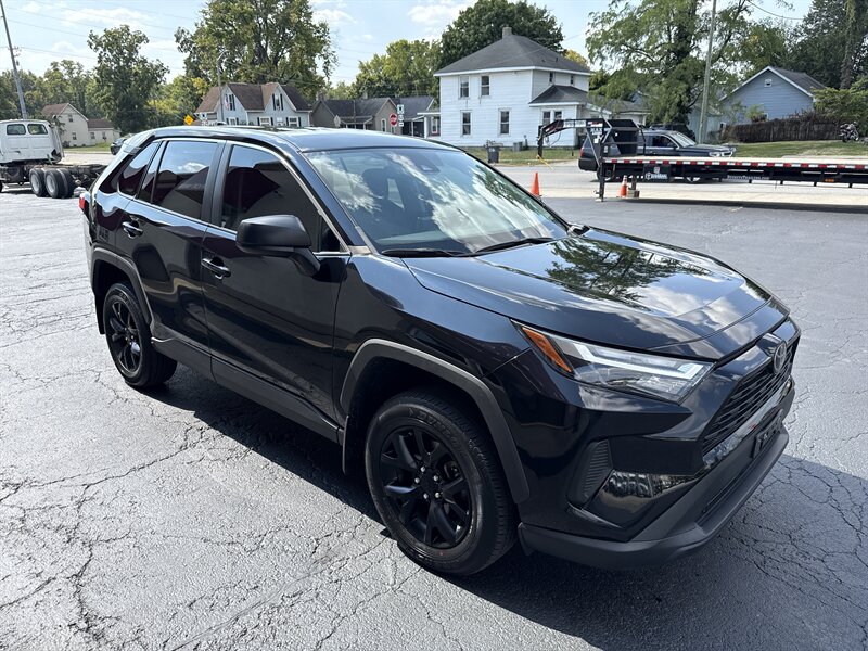 2023 Toyota RAV4 LE photo 3