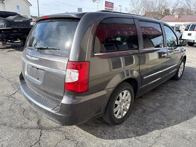 2016 Chrysler Town and Country Touring   - Photo 6 - Rushville, IN 46173