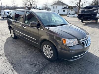 2016 Chrysler Town and Country Touring   - Photo 4 - Rushville, IN 46173