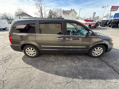 2016 Chrysler Town and Country Touring   - Photo 5 - Rushville, IN 46173