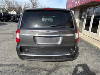 2016 Chrysler Town and Country Touring   - Photo 7 - Rushville, IN 46173