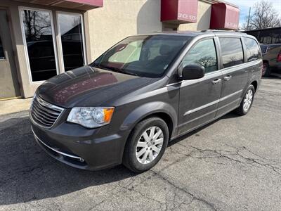 2016 Chrysler Town and Country Touring   - Photo 2 - Rushville, IN 46173