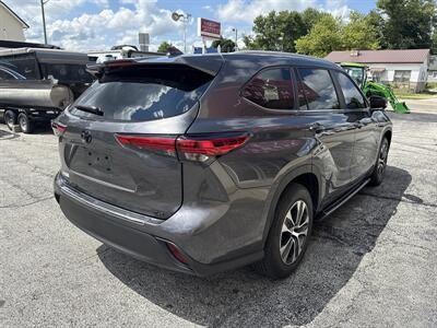 2023 Toyota Highlander XLE   - Photo 6 - Rushville, IN 46173