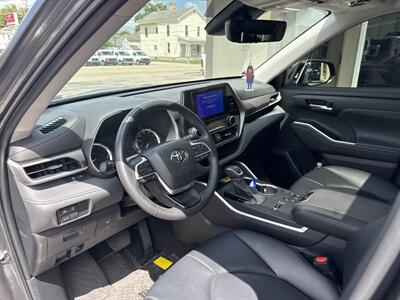 2023 Toyota Highlander XLE   - Photo 9 - Rushville, IN 46173