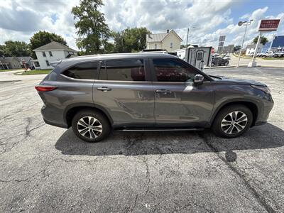 2023 Toyota Highlander XLE   - Photo 5 - Rushville, IN 46173