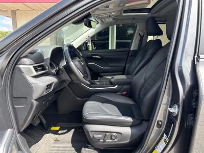 2023 Toyota Highlander XLE   - Photo 10 - Rushville, IN 46173