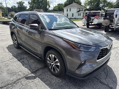 2023 Toyota Highlander XLE   - Photo 4 - Rushville, IN 46173