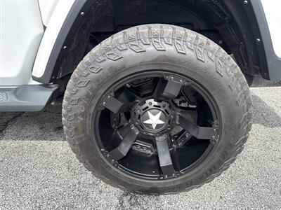 2021 Jeep Gladiator Overland   - Photo 11 - Rushville, IN 46173