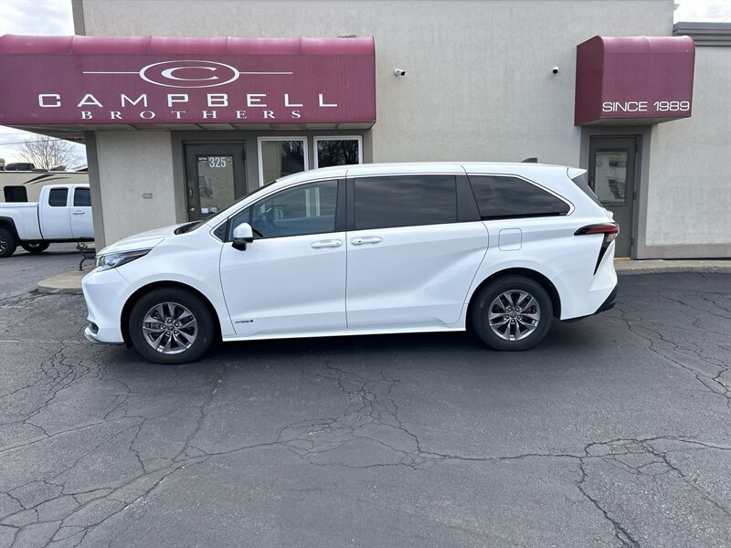 2021 Toyota Sienna LE 8-Passenger   - Photo 1 - Rushville, IN 46173