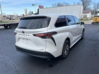 2021 Toyota Sienna LE 8-Passenger   - Photo 5 - Rushville, IN 46173
