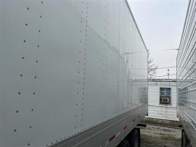 2022 Utility Trailer Mfg. VS2DX White   - Photo 5 - Rushville, IN 46173