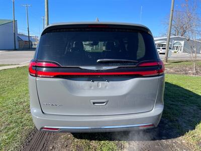 2022 Chrysler Pacifica Touring L   - Photo 4 - Rushville, IN 46173