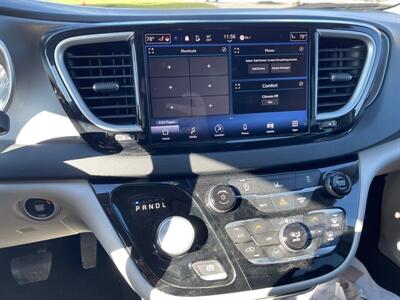 2022 Chrysler Pacifica Touring L   - Photo 10 - Rushville, IN 46173