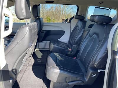 2022 Chrysler Pacifica Touring L   - Photo 8 - Rushville, IN 46173