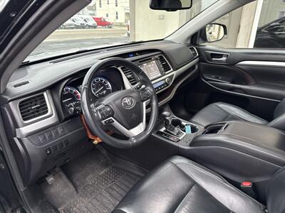 2016 Toyota Highlander XLE - Photo 9 - Rushville, IN 46173