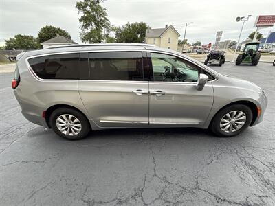 2018 Chrysler Pacifica Touring L   - Photo 5 - Rushville, IN 46173