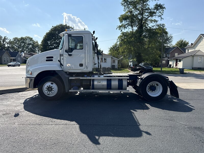 2017 Mack Pinnacle   - Photo 1 - Rushville, IN 46173