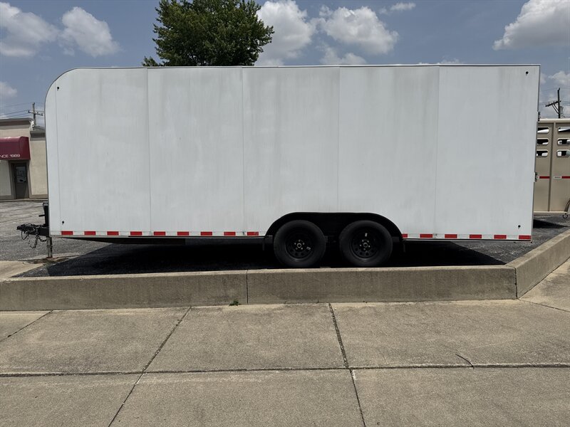 2022 Zues Trailer Yellow - Photo 1 - Rushville, IN 46173