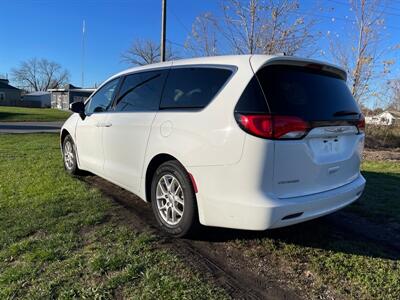 2022 Chrysler Voyager LX   - Photo 8 - Rushville, IN 46173