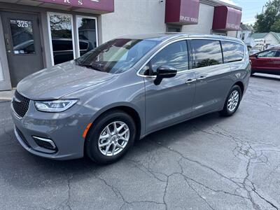 2025 Chrysler Pacifica Select - Photo 2 - Rushville, IN 46173