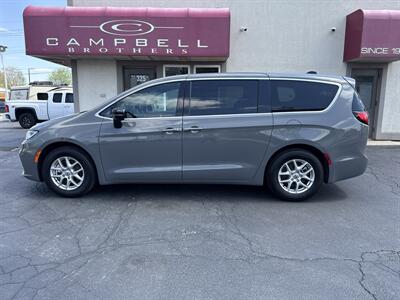 2025 Chrysler Pacifica Select Minivan
