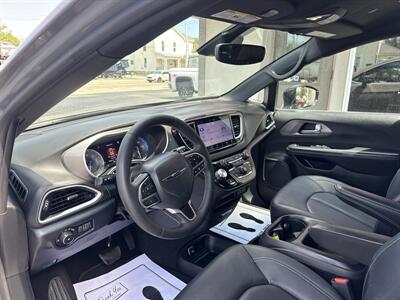 2025 Chrysler Pacifica Select - Photo 8 - Rushville, IN 46173