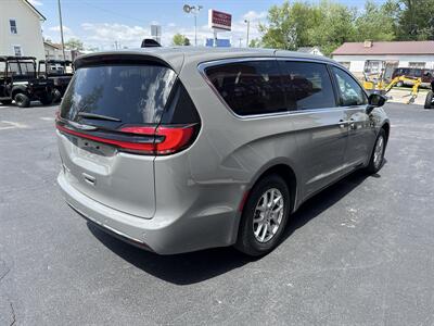 2025 Chrysler Pacifica Select - Photo 5 - Rushville, IN 46173