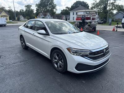 2023 Volkswagen Jetta SE   - Photo 4 - Rushville, IN 46173