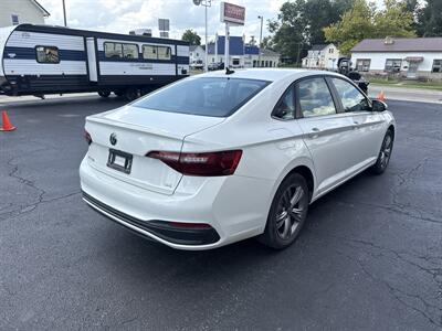 2023 Volkswagen Jetta SE   - Photo 5 - Rushville, IN 46173