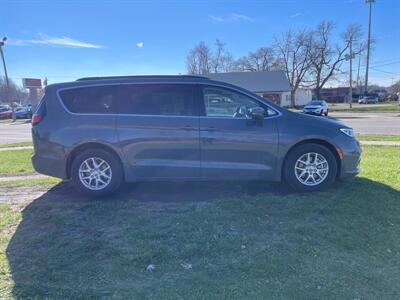 2022 Chrysler Pacifica Touring L   - Photo 5 - Rushville, IN 46173